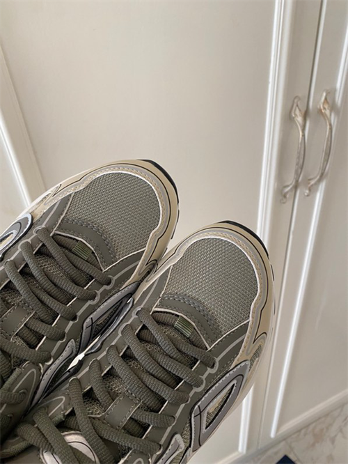 DR B30 Sneakers