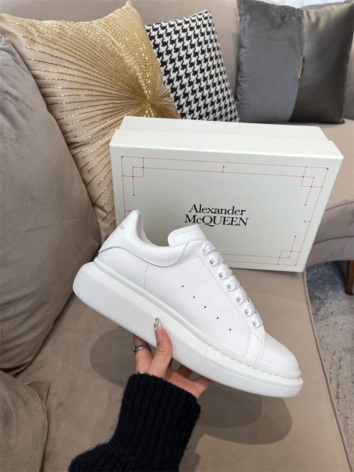 A1exa*der Mcqv*en Oversized