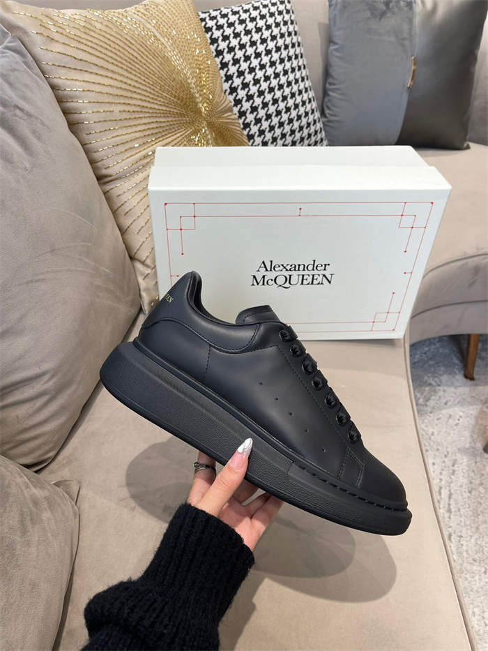 A1exa*der Mcqv*en Oversized