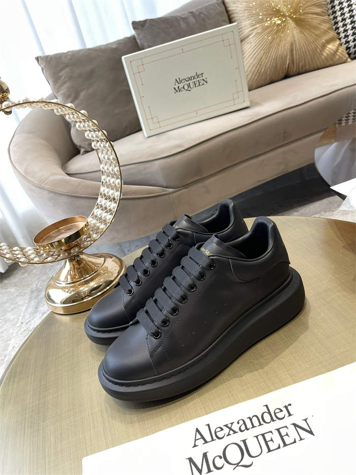 A1exa*der Mcqv*en Oversized