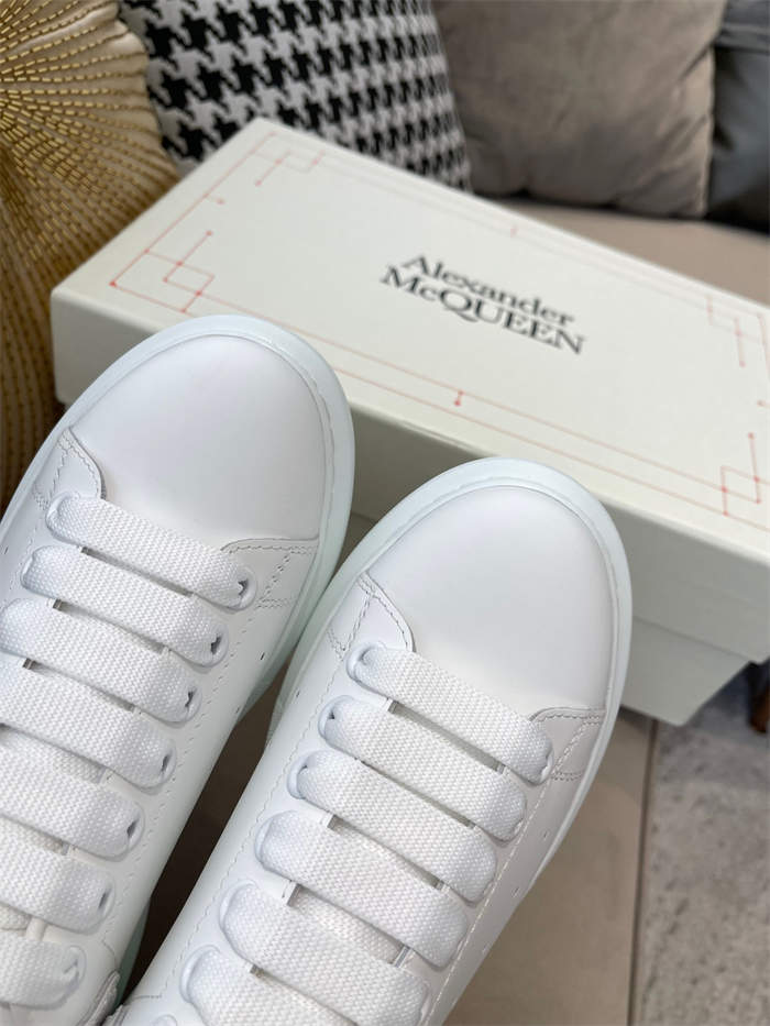 A1exa*der Mcqv*en Oversized