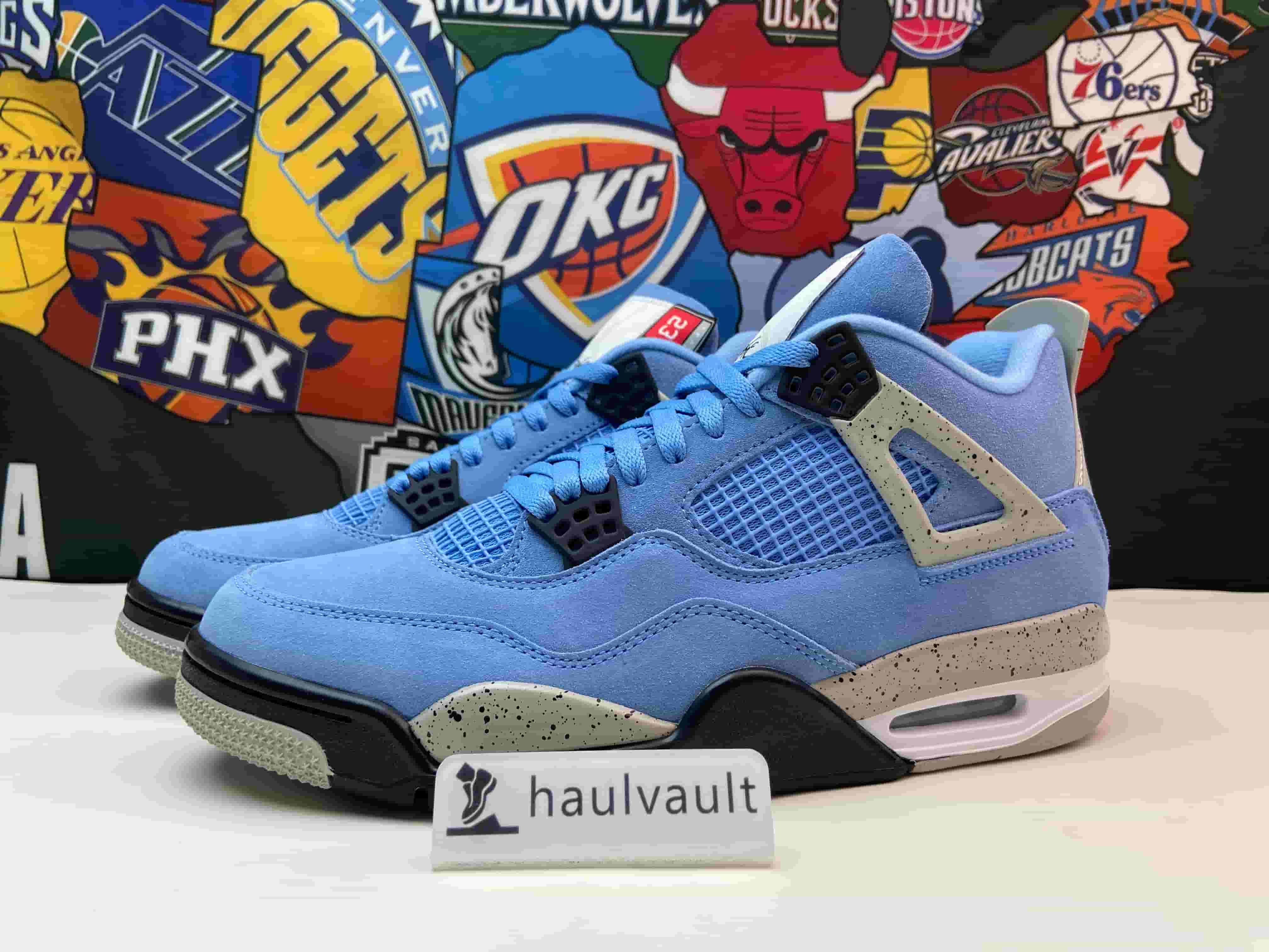 Jordan 4 Retro University Blue CT8527-400