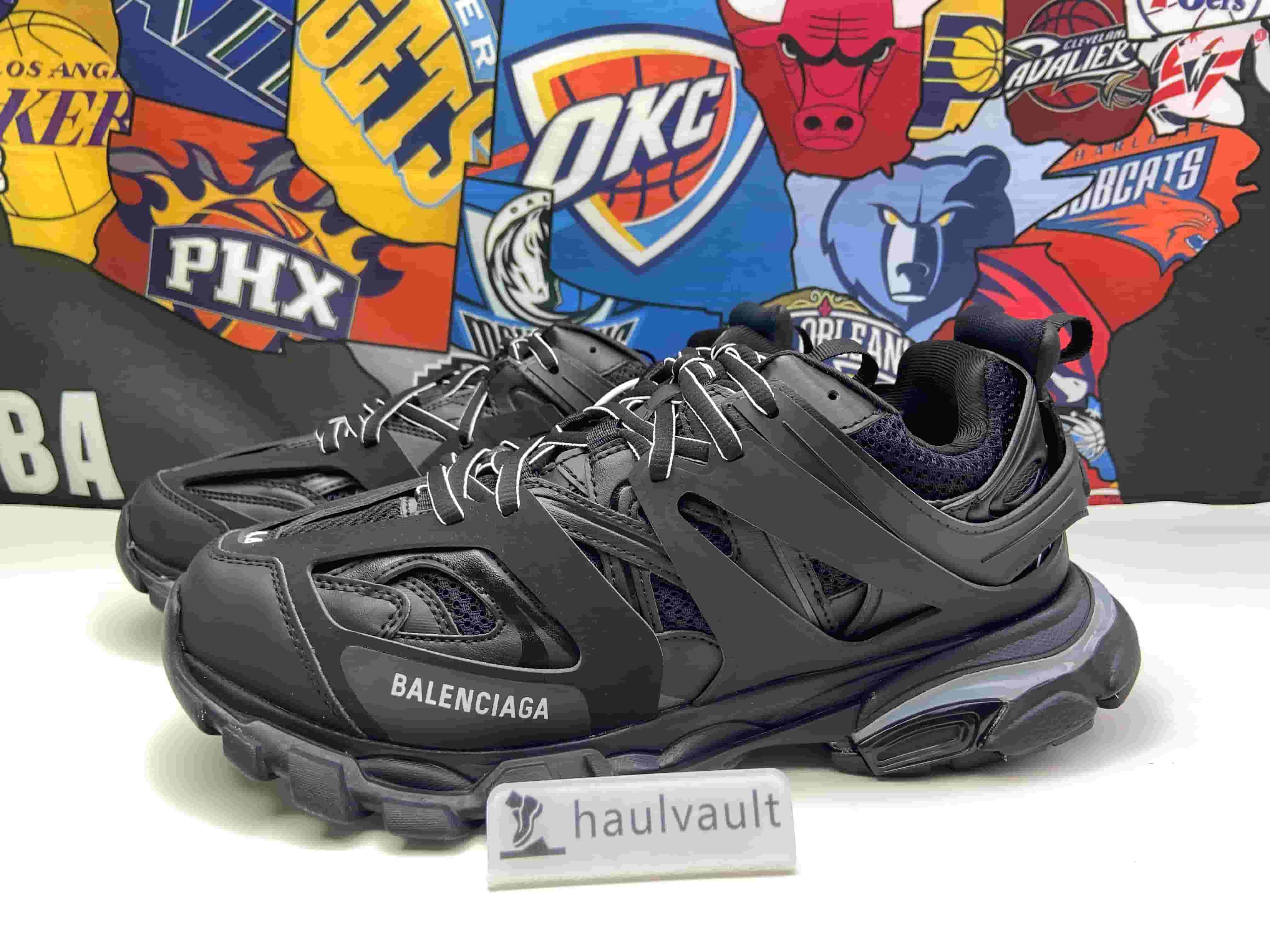 BLCG TRACK SNEAKER 555036W2GB11000 with LED